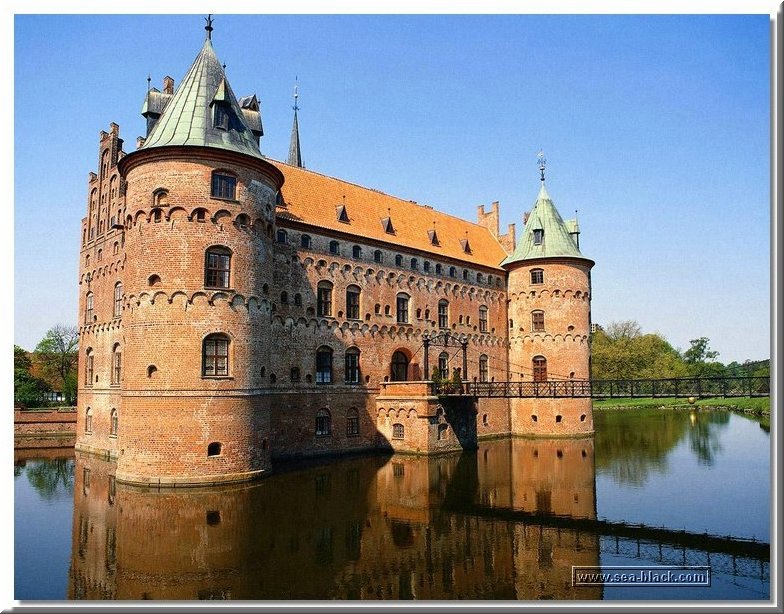 egeskov_castle_denmark.jpg