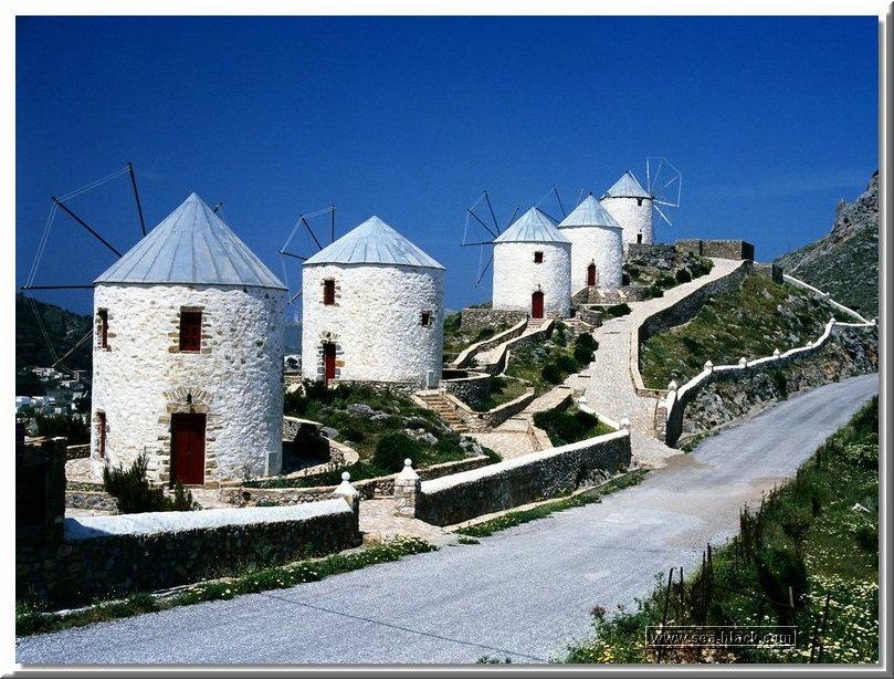 windmills_overlooking_hora.jpg